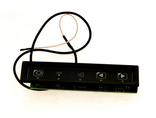 BOSCH Bedienfeld mit verschiedenen Tasten zur Steuerung, inklusive Power- und Steuerungsanzeigetasten, auf einer grünen Platine. Kabel für die Verbindung sichtbar.